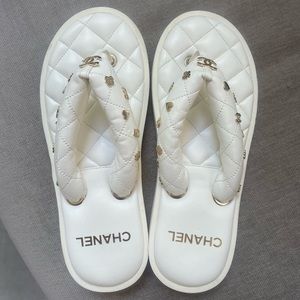 Chanel white Lampkin quilted charmed flip-flops size 38.5, worn once